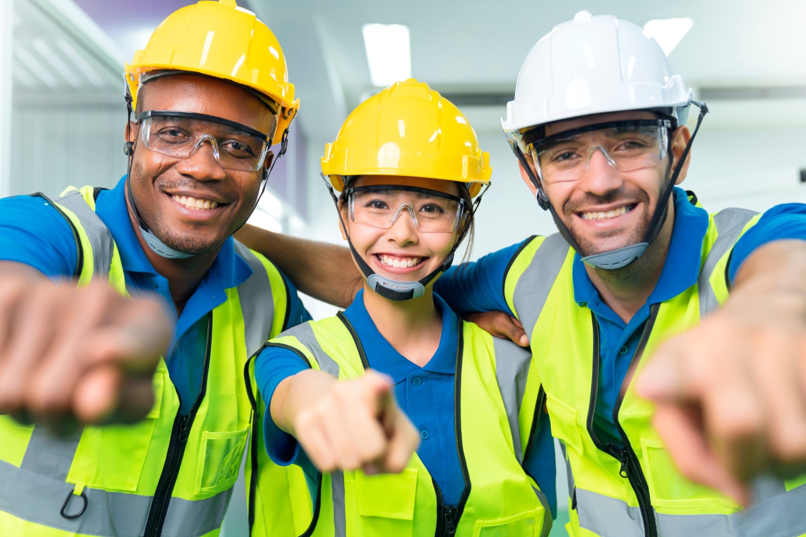 Équipe technique en casques de sécurité sur site industriel