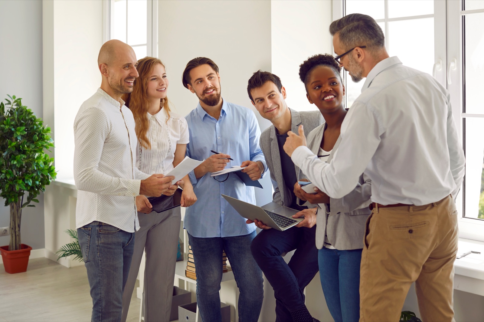 Formateur en prévention s'adressant à un groupe de stagiaires