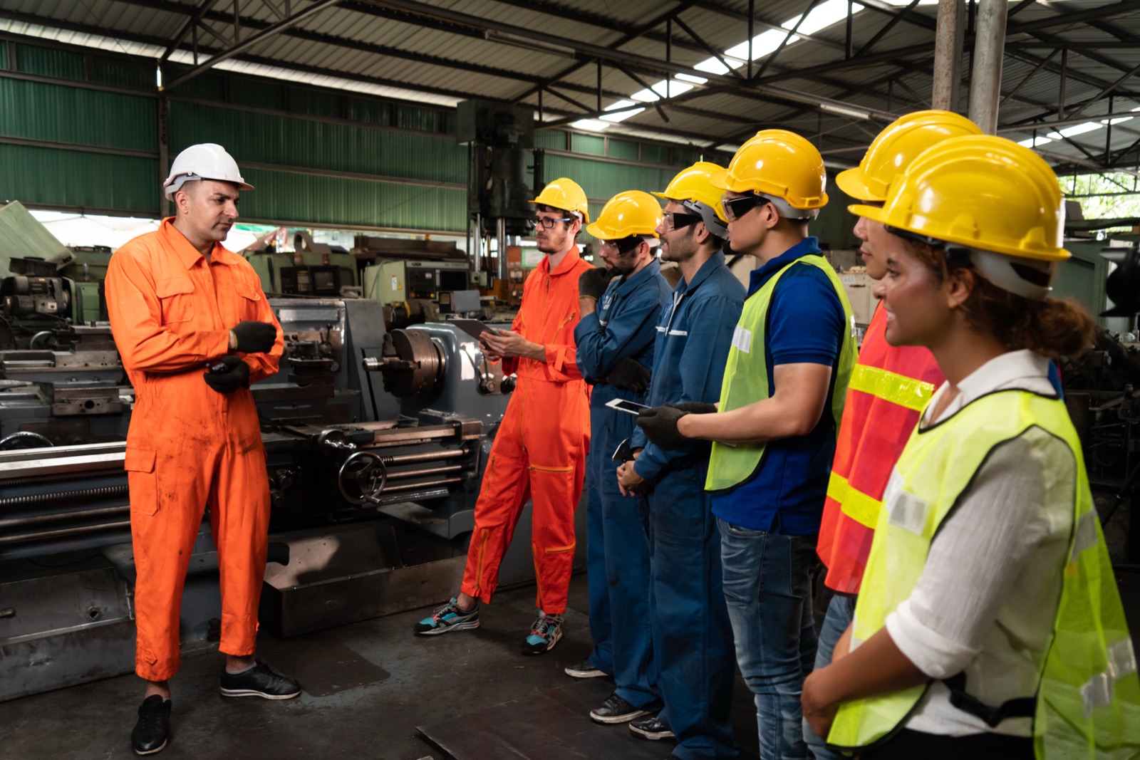 Formateur en prévention des risques animant un brief sécurité en atelier industriel