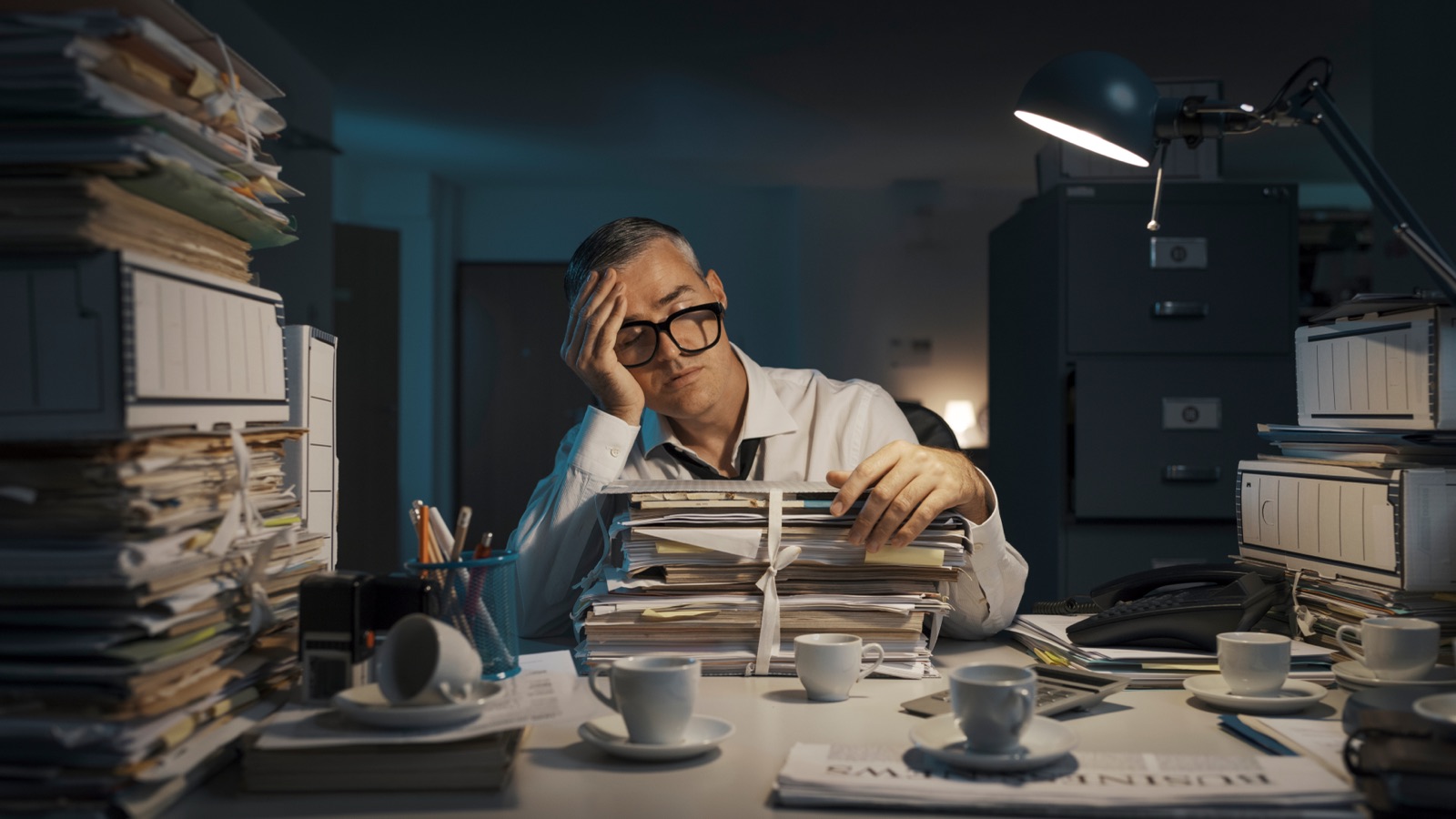 Salarié épuisé à son poste de travail, illustration des risques psychosociaux