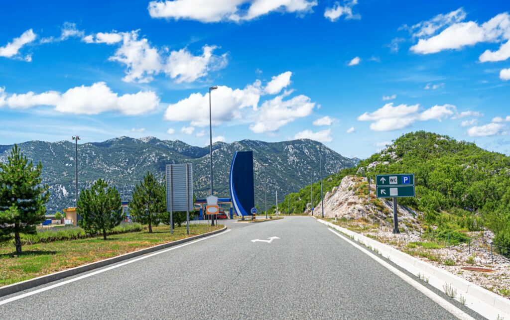 Aire de repos et station-service sur autoroute, signalées en amont — s'arrêter toutes les deux heures