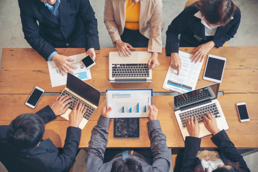 Élus du CSE en atelier autour d'une table, ordinateurs portables et documents de travail